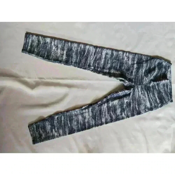 Lululemon Wunder Under Hi-Rise 7/8 Tight (Full-On Luxtreme 25". Size 4 - Picture 6 of 10